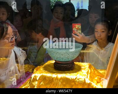 Besucher anzeigen dünnste Hetian Jade der Welt Schüssel in einem Museum in der Stadt Urumqi, Xinjiang im Nordwesten Chinas Provinz, 28. August 2018. Die xinjiang Reco Stockfoto