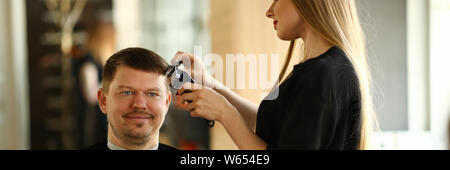 Frau Friseur, Razor Haarschnitt für Mensch Stockfoto