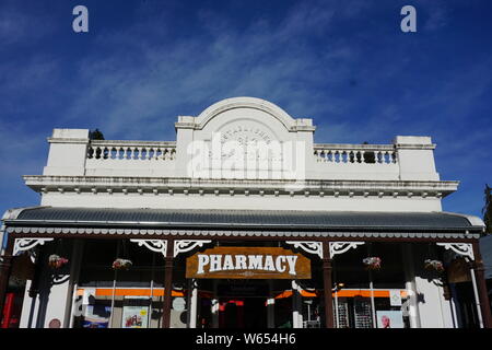 Schöne vintage Apotheke Gebäude in Arrowtown Neuseeland historische szenische Reiseziel Architektur im Herbst Sonnenuntergang blauer Himmel Stockfoto