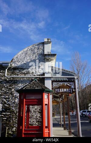 Schöne alte Gebäude in Arrowtown Neuseeland historische szenische Reiseziel Architektur im Herbst Sonnenuntergang blauer Himmel Stockfoto