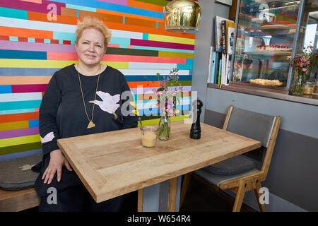 Hamburg, Deutschland. 26. Juli, 2019. Alexandra Friese, Unternehmer, sitzt in ihrem Café im Goldenen Pavillon am Ponton Entenwerder 1. Quelle: Georg Wendt/dpa/Alamy leben Nachrichten Stockfoto