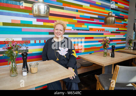 Hamburg, Deutschland. 26. Juli, 2019. Alexandra Friese, Unternehmer, sitzt in ihrem Café im Goldenen Pavillon am Ponton Entenwerder! Quelle: Georg Wendt/dpa/Alamy leben Nachrichten Stockfoto