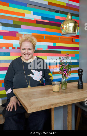 Hamburg, Deutschland. 26. Juli, 2019. Alexandra Friese, Unternehmer, sitzt in ihrem Café im Goldenen Pavillon am Ponton Entenwerder 1. Quelle: Georg Wendt/dpa/Alamy leben Nachrichten Stockfoto