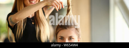Friseur Schneiden mit Schere Pferdeschwanz Portrait Stockfoto