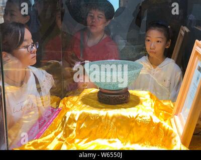 Besucher anzeigen dünnste Hetian Jade der Welt Schüssel in einem Museum in der Stadt Urumqi, Xinjiang im Nordwesten Chinas Provinz, 28. August 2018. Die xinjiang Reco Stockfoto