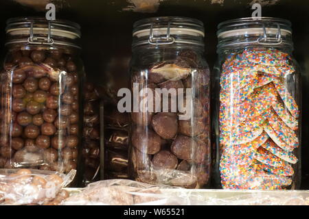 Bemerkenswerte Sweet Shop köstliche Schöne verschiedene Süßigkeiten Süßwaren süsse Zucker überzogen Speichert verschiedene leckere Süßigkeiten für Kinder berühmten karamellen am Stiel Stockfoto