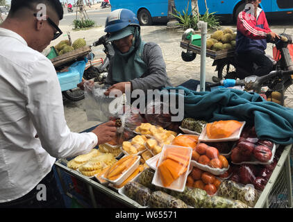 ---- Touristen, von denen die meisten aus China sind, genießen Sie frische Früchte in Da Nang, Vietnam, 25. Januar 2018. Vietnam begrüßt 3,4 Millionen chinesische v Stockfoto