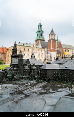 Modell des Wawel Komplex mit echten Gebäude im Hintergrund Stockfoto