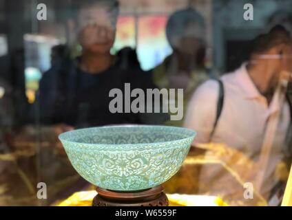 Besucher anzeigen dünnste Hetian Jade der Welt Schüssel in einem Museum in der Stadt Urumqi, Xinjiang im Nordwesten Chinas Provinz, 28. August 2018. Die xinjiang Reco Stockfoto