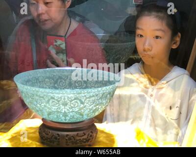 Besucher anzeigen dünnste Hetian Jade der Welt Schüssel in einem Museum in der Stadt Urumqi, Xinjiang im Nordwesten Chinas Provinz, 28. August 2018. Die xinjiang Reco Stockfoto