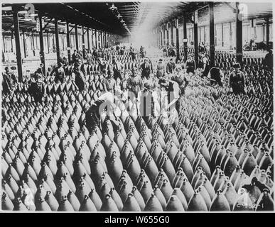 Englische Frauen in Munition Fabrik. Frauen und Männer in für die Speicherung von großen Tanks werfen. In den meisten der Munition Zentren der Christlichen Verein junger Frauen hat Cafeterias und Shampoo Stuben., Ca. 1918-ca. 1919; Allgemeine Hinweise: Verwenden Sie Krieg und Konflikt Nummer 547 bei der Bestellung eine Reproduktion oder Anforderung von Informationen zu diesem Bild. Stockfoto