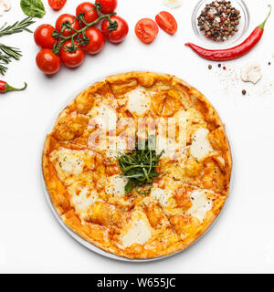 Italienische cheesy Pizza und Kirschtomaten auf weißen Tisch Stockfoto