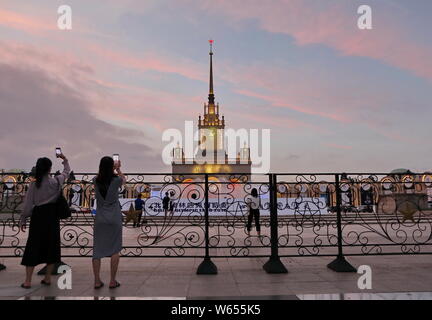 Menschen besuchen die 2018 Olympischen Expo markiert den 10. Jahrestag der Olympischen Spiele 2008 in Peking an der Beijing Exhibition Centre in Peking, China, Stockfoto