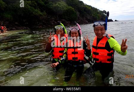 ------ Chinesische Touristen genießen Tauchen in der Apo Island, Dumaguete, die Philippinen, 30. Januar 2017. Philippinisches Tourismus Sekretär Bernt Stockfoto