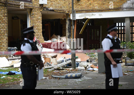 Notdienste an der Szene in Garratt Lane, Wandsworth, London, wo drei Menschen in eine Gasexplosion in einem Mehrfamilienhaus verletzt worden. Stockfoto