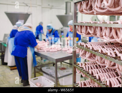 Metzger Verarbeitung Würstchen am Fleisch Fabrik. Stockfoto