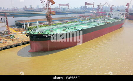 Das neue 308.000 dwt sehr große Crude Carrier (VLCC) "Neue Meister' konstruiert von schiffbauer Nantong Cosco KHI Ship Engineering (NACKS) ist ein Stockfoto