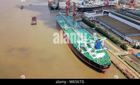 Das neue 308.000 dwt sehr große Crude Carrier (VLCC) "Neue Meister' konstruiert von schiffbauer Nantong Cosco KHI Ship Engineering (NACKS) ist ein Stockfoto