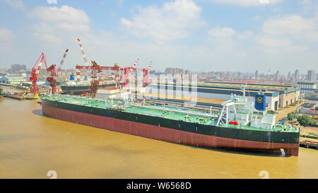 Das neue 308.000 dwt sehr große Crude Carrier (VLCC) "Neue Meister' konstruiert von schiffbauer Nantong Cosco KHI Ship Engineering (NACKS) ist ein Stockfoto