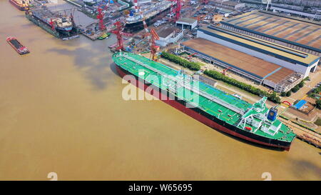 Das neue 308.000 dwt sehr große Crude Carrier (VLCC) "Neue Meister' konstruiert von schiffbauer Nantong Cosco KHI Ship Engineering (NACKS) ist ein Stockfoto