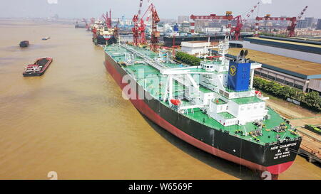 Das neue 308.000 dwt sehr große Crude Carrier (VLCC) "Neue Meister' konstruiert von schiffbauer Nantong Cosco KHI Ship Engineering (NACKS) ist ein Stockfoto