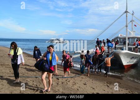 ------ Chinesische Touristen genießen Tauchen in der Apo Island, Dumaguete, die Philippinen, 30. Januar 2017. Philippinisches Tourismus Sekretär Bernt Stockfoto