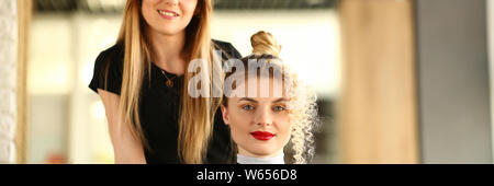 Lächelnd Hairstylist und Client mit Frisur Stockfoto