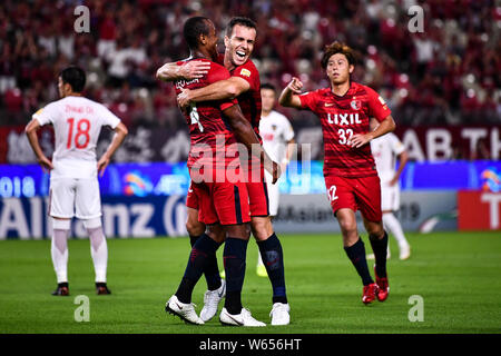 Brasilianische Fußballspieler Serginho, rechts, der Japanischen Kashima Antlers feiert mit seinen Mannschaftskameraden Leo Silva, nachdem er ein Ziel gegen China Tian Stockfoto