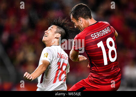 Brasilianische Fußballspieler Serginho, rechts, der Japanischen Kashima Antlers, Herausforderungen Zhang Cheng von der China Tianjin Quanjian F.C. in Ihrem Viertelfinale m Stockfoto