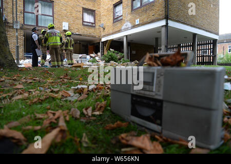 Notdienste an der Szene in Garratt Lane, Wandsworth, London, wo drei Menschen in eine Gasexplosion in einem Mehrfamilienhaus verletzt worden. Stockfoto