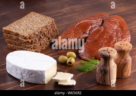 Roh geräuchert Kabeljau Kaviar in Holz- Hintergrund. Stockfoto