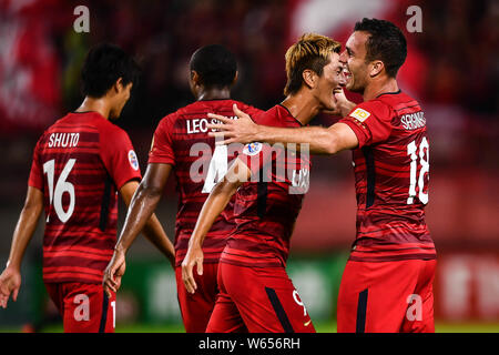 Brasilianische Fußballspieler Serginho, rechts, der Japanischen Kashima Antlers feiert mit seinen Mannschaftskameraden Yuma Suzuki, nachdem er ein Ziel gegen Chinas Ti Stockfoto