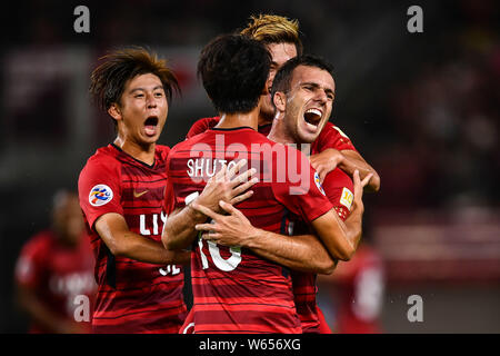 Brasilianische Fußballspieler Serginho, rechts, der Japanischen Kashima Antlers feiert mit seinen Mannschaftskameraden, nachdem er ein Ziel gegen die chinesischen Tianjin Quanj Stockfoto