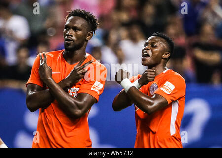 Senegalesischer Fußballspieler Makhete Diop, Links, und der kenianische Fußballspieler Ayub Masika von Peking Renhe feiern, nachdem sie gegen Shanghai Greenl Stockfoto