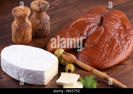 Roh geräuchert Kabeljau Kaviar in Holz- Hintergrund. Stockfoto