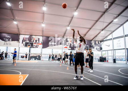 NBA-Star LeBron James der Los Angeles Lakers zeigt seine Basketball Skills während seiner Reise nach China in Shanghai, China, 25. August 2018. Stockfoto