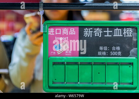 Sunkist Orangen importiert aus den USA sind für den Verkauf in einem Supermarkt in Shanghai, China, 23. August 2018. Chinas Zölle auf importierte Produkte von t Stockfoto