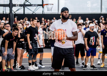 NBA-Star LeBron James der Los Angeles Lakers zeigt seine Basketball Skills während seiner Reise nach China in Shanghai, China, 25. August 2018. Stockfoto