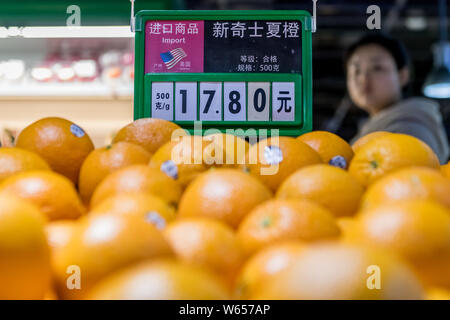 Sunkist Orangen importiert aus den USA sind für den Verkauf in einem Supermarkt in Shanghai, China, 23. August 2018. Chinas Zölle auf importierte Produkte von t Stockfoto