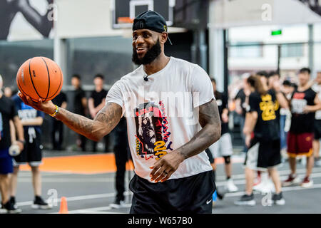 NBA-Star LeBron James der Los Angeles Lakers zeigt seine Basketball Skills während seiner Reise nach China in Shanghai, China, 25. August 2018. Stockfoto