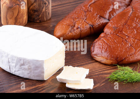 Roh geräuchert Kabeljau Kaviar in Holz- Hintergrund. Stockfoto