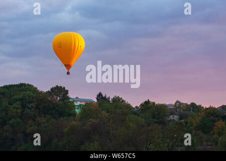 Aerostat über den Wald und Haus Stockfoto