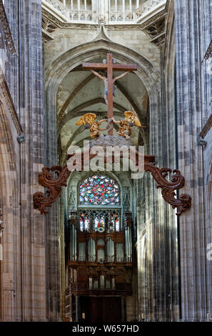 St. Maclou Kirche; Spätgotik; 1521; Orgel, Glasmalereien, große cruicifix von hinten, Engel, Stein, Katholisch; alte religiöse Bauen Stockfoto