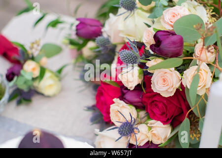 Zarte wedding bouquet mit Burgund creme rosa Rosen und feverweed, Nahaufnahme Stockfoto