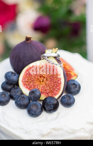 Zarte wedding bouquet mit Burgund creme rosa Rosen und feverweed, Nahaufnahme Stockfoto