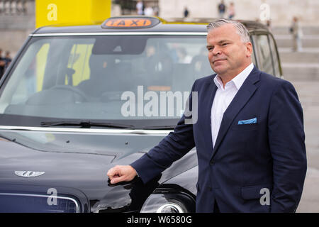 LEVC Chief Executive Officer Jörg Hofmann mit einem LEVC TX elektrische London Taxi, Trafalgar Square, London, als präsentierte das Unternehmen es 2.500 ste Fahrzeug. Stockfoto