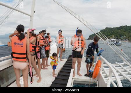 ------ Chinesische Touristen genießen Tauchen in der Apo Island, Dumaguete, die Philippinen, 30. Januar 2017. Philippinisches Tourismus Sekretär Bernt Stockfoto