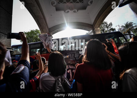 Chinesische Fußball-Fans jubeln und winken Fußballer von Paris Saint-Germain das Hotel verlassen mit dem Bus für eine Veranstaltung für Trophee des Champions 2018 in Stockfoto