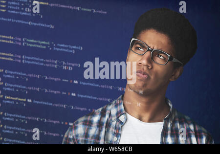 Nachdenklich Afro Kerl in Gläser mit seltsamen Code Stockfoto