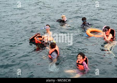 ------ Chinesische Touristen genießen Tauchen in der Apo Island, Dumaguete, die Philippinen, 30. Januar 2017. Philippinisches Tourismus Sekretär Bernt Stockfoto